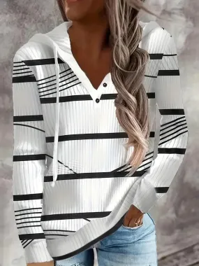Knopf auf und los geht‘s – Stylischer Kapuzenpullover mit Streifenmuster und Kordelzug